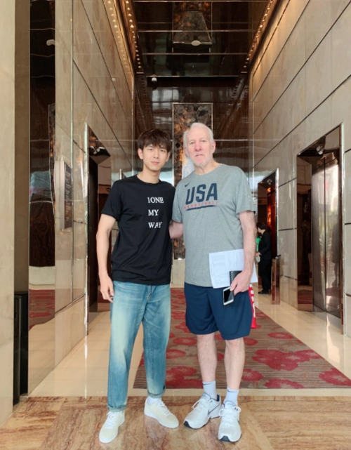 森保一追星成功！与凯恩合影后笑逐颜开，日本足球主帅也有偶像情结
