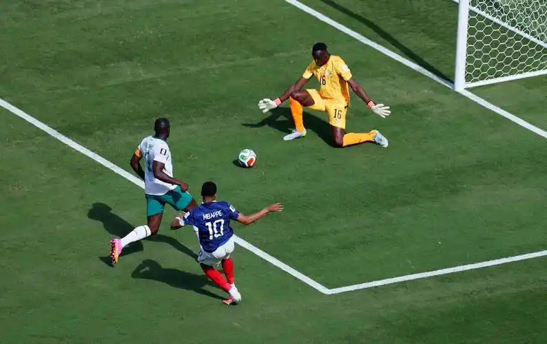 姆巴佩半转身凌空斩！法国2-0塞内加尔，世界杯冠军底蕴尽显